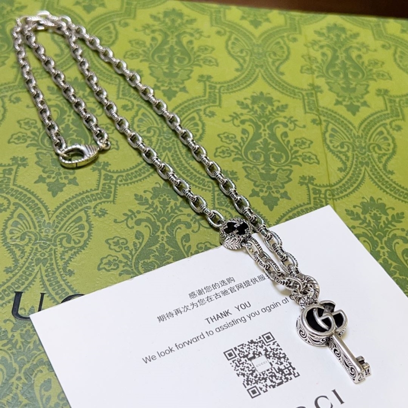 G*u*i necklaces